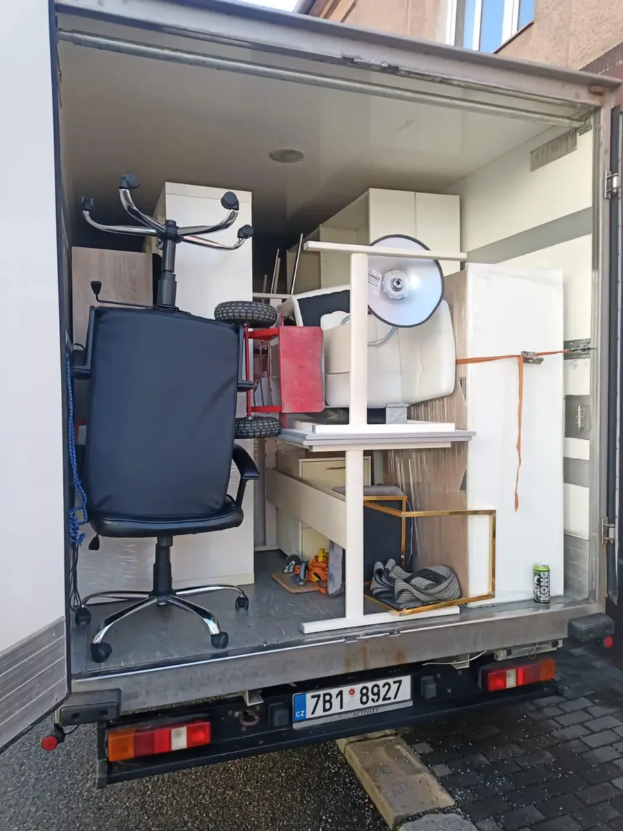 Naložený stěhovací vůz s nábytkem při stěhování bytu v Brně