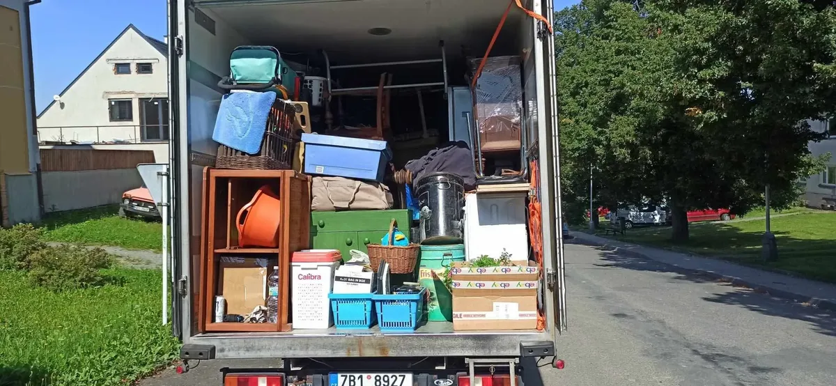 Naložený stěhovací vůz připravený k přepravě nábytku v Brně