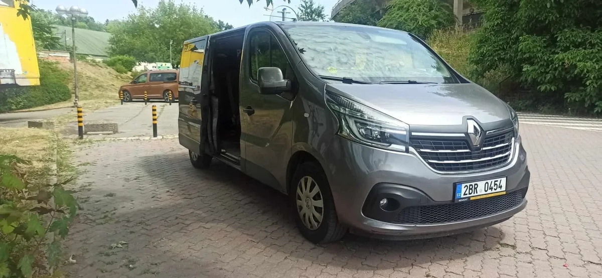 Osobní přeprava dodávkou firmy Stěhujeme Vše v Brně — odvoz na letiště a firemní akce