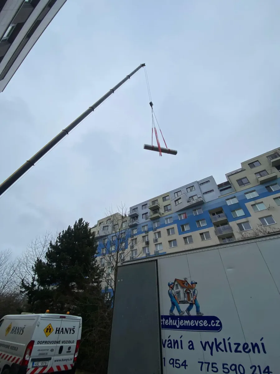 Jeřáb a stěhovací vůz firmy Stěhujeme Vše při zakázce v Brně
